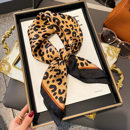 Chique 2024 Luipaardprint Vierkante Sjaal - Vrouwen Stijlvolle Imitatie Zijde Accessoire, Perfect voor Casual Looks & Veelzijdige Styling - 70CMx70CM