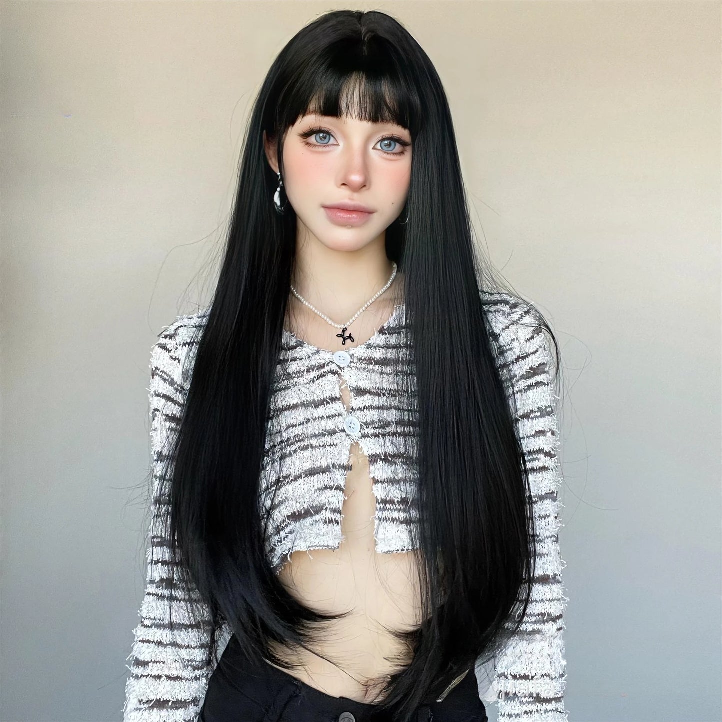 Prachtige 28-Inch Lange Rechte Zwarte Pruik met Pony – Hittebestendig Synthetisch Haar voor Vrouwen Cosplay en Stijlvolle Lolita Looks