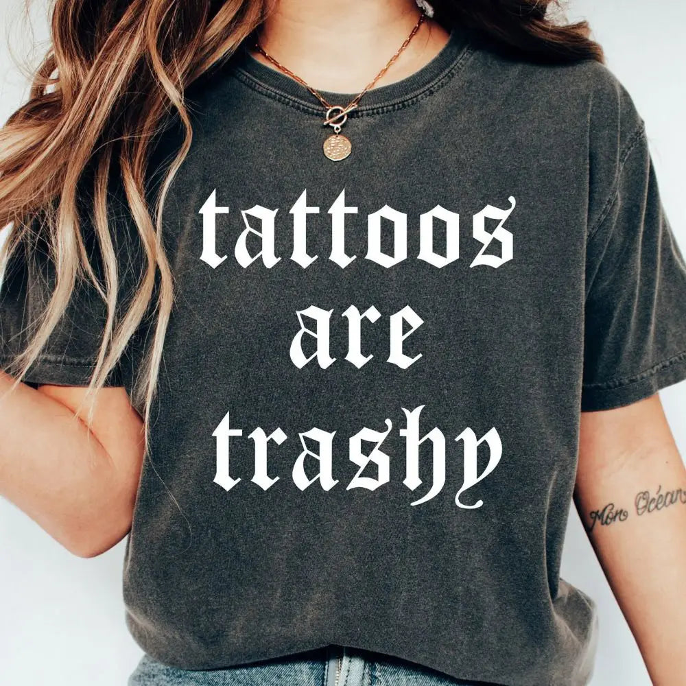 Grappige "Tattoos Zijn Goedkoop" T-shirt - 100% Katoenen Zwart Gewassen Feestshirt voor Unisex Streetwear & Hip Hop Liefhebbers - Perfect Cadeau voor Echtgenoot!