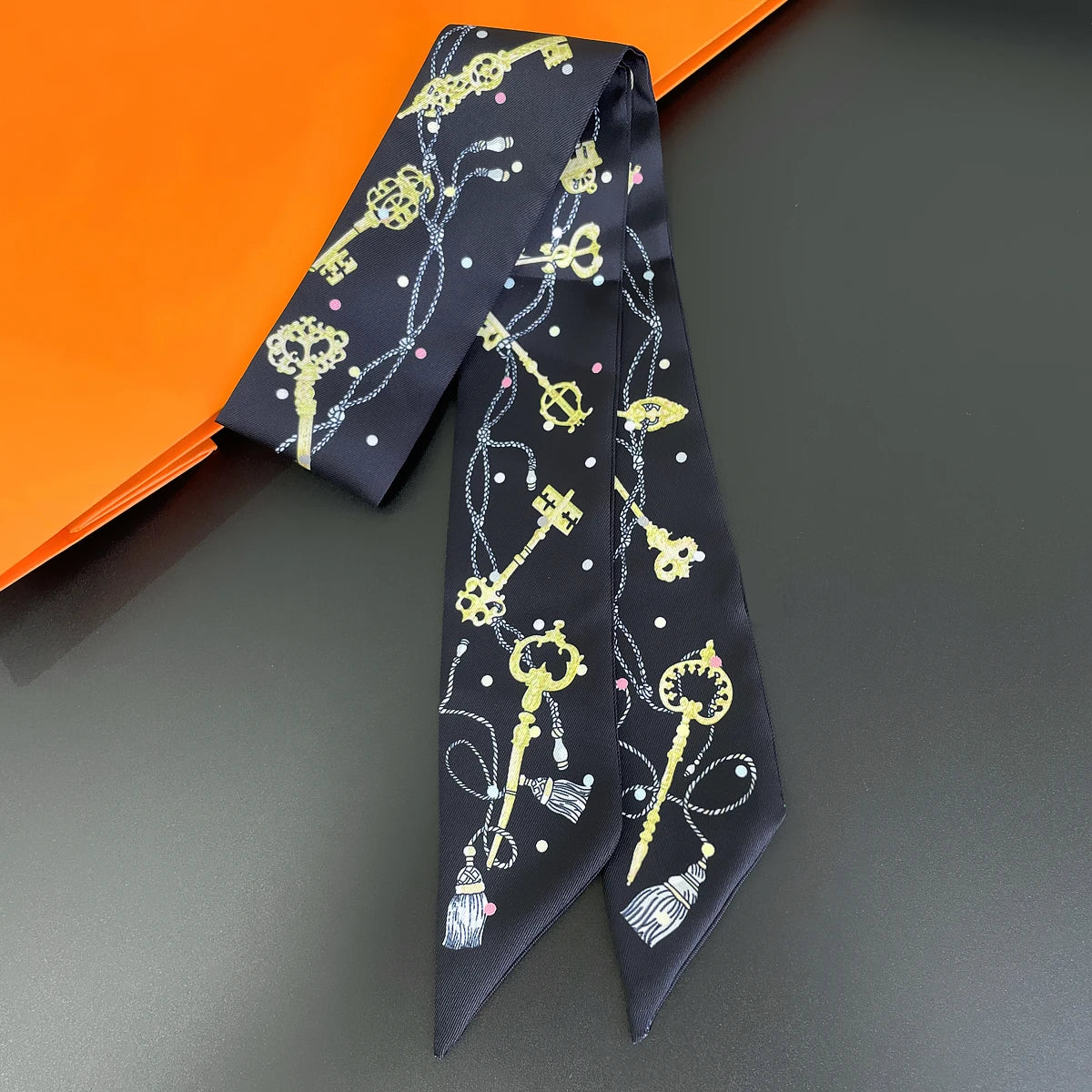 2024 Chic Zebra Florale Zijden Sjaal - Luxe Modeaccessoire voor Vrouwen, Veelzijdige Haarband, Stijlvolle Neckerchief en Elegante Tas Sjaal