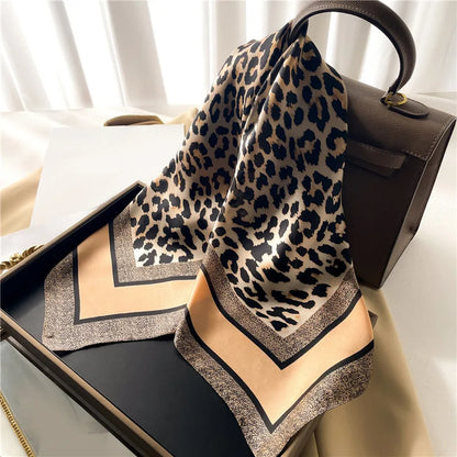 Chique 2024 Luipaardprint Vierkante Sjaal - Vrouwen Stijlvolle Imitatie Zijde Accessoire, Perfect voor Casual Looks & Veelzijdige Styling - 70CMx70CM