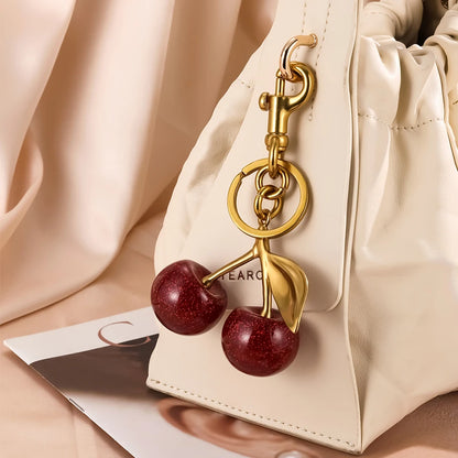 ZAKOL Stijlvolle Rode Kers Sleutelhanger - Vrolijke Zomerfruit Hanger Sleutelhanger voor Mannen en Vrouwen - Perfecte Sieraden Tasaccessoire Cadeau