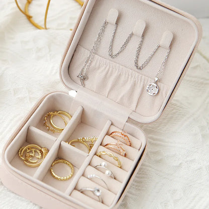 Stijlvolle Leren Sieraden Doos voor Vrouwen: Reisvriendelijke Enkel Laag Opslag in Klassiek Zwart, Puur Wit en Modieus Roze