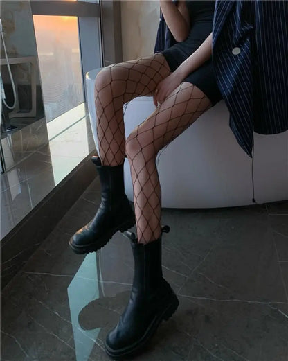 Verleidelijke Lange Visnet Bodystocking voor Dames - Stunning MaMesh Nylon Panty en Dijen-Hoge Kousen in Zwart voor een Sensuele Zomerlook