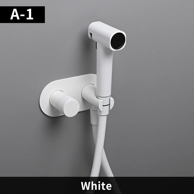 Luxueuze Messing Handdouche Bidet Sprayer met Warm en Koud Water Mengkraan - Stijlvolle Zwart Gouden Afwerking voor Ultieme Hygiëne en Comfort
