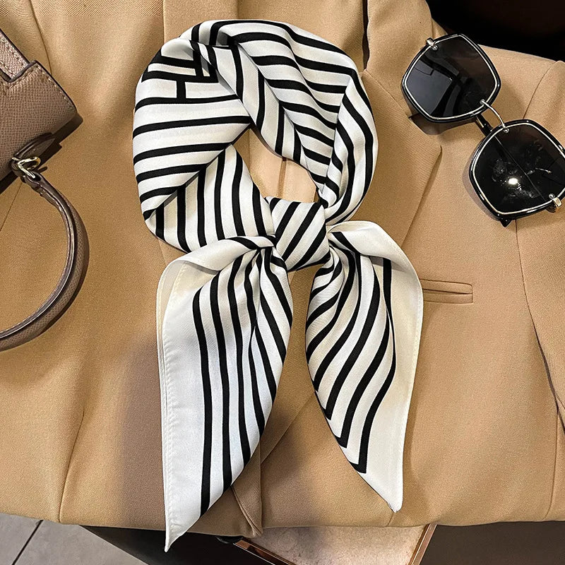 Chic Satijnen Zijden Geruite Sjaal voor Vrouwen - Elegante Hals- en Haarband, Perfect voor Werk en Mode in 2021 - Stijlvolle Hijab en Foulard Accessoire