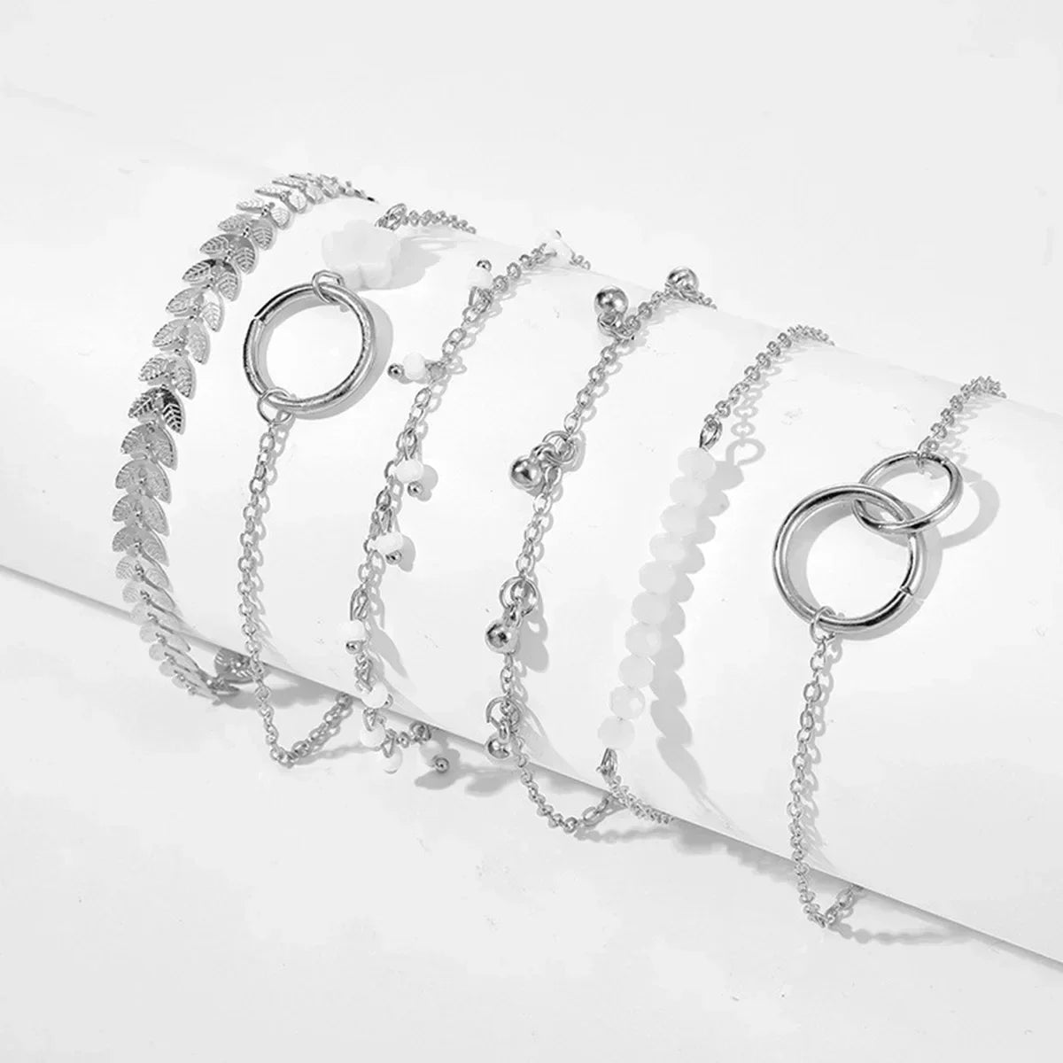 Charmante 4-delige set van modieuze slangen geïnspireerde groene edelstenen armbanden met fonkelende rhinestones – Perfecte metalen armbanden voor vrouwen's verjaardagen, feesten en kerstcadeaus!