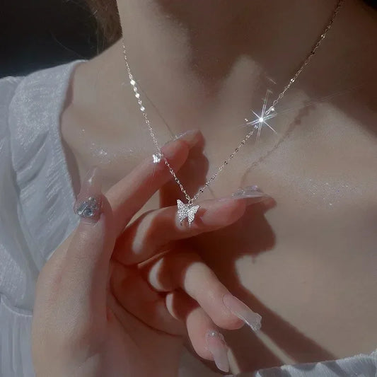 Elegante Zilveren Koreaanse Ketting met Vlinderhanger en Sprankelende Kristal voor Stijlvolle Meisjes - Charmante MODE SIERADEN voor Elke Gelegenheid