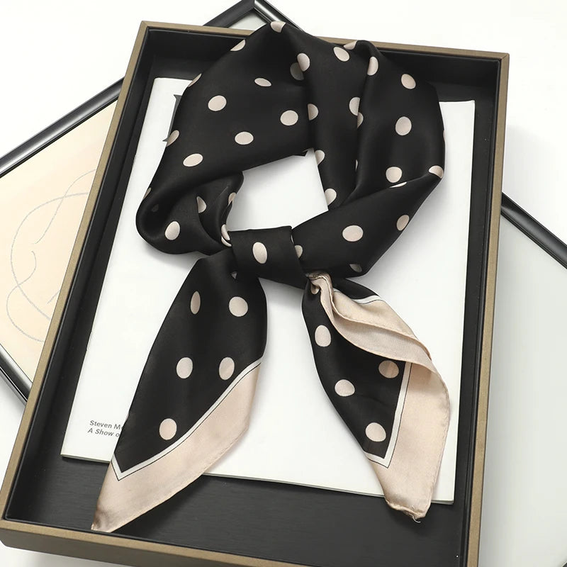 Chic Satijnen Zijden Geruite Sjaal voor Vrouwen - Elegante Hals- en Haarband, Perfect voor Werk en Mode in 2021 - Stijlvolle Hijab en Foulard Accessoire