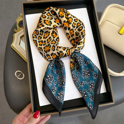 Chique 2024 Luipaardprint Vierkante Sjaal - Vrouwen Stijlvolle Imitatie Zijde Accessoire, Perfect voor Casual Looks & Veelzijdige Styling - 70CMx70CM