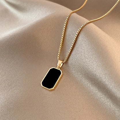 Chic Minimalistische Zwarte Epoxy Rechthoekige Hanger Kettingen voor Mannen en Vrouwen - Elegante Gouden Tonic Sieraden voor Verjaardagen en Dagelijks Gebruik