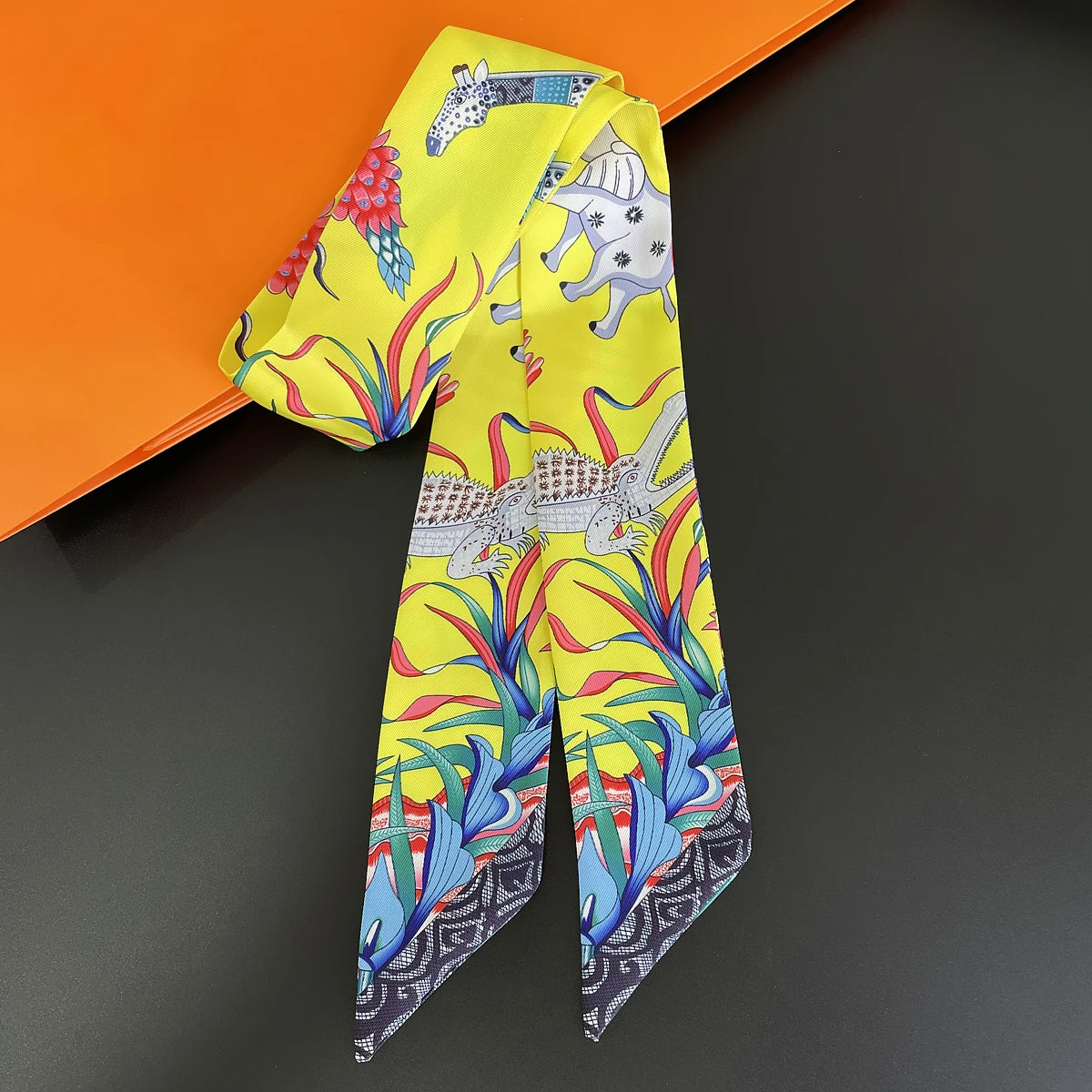 2024 Chic Zebra Florale Zijden Sjaal - Luxe Modeaccessoire voor Vrouwen, Veelzijdige Haarband, Stijlvolle Neckerchief en Elegante Tas Sjaal