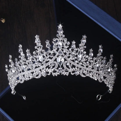 Itacazzo Luxe Zilveren Kristallen Waterdruppel Tiara en Sieradenset - Prachtige 4-delige Bruidsketting en Oorbellen Ensemble