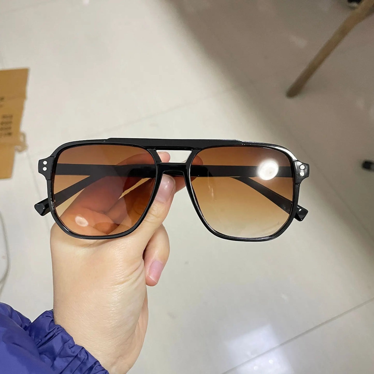 Chic Vintage Unisex Grote Vierkante Zonnebril - Stijlvolle Designer Zonnebrillen met UV400 Bescherming voor Mannen en Vrouwen - Slanke Zwarte Lenzen