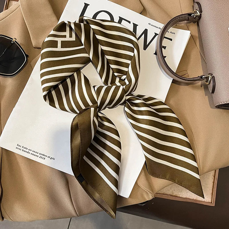 Chic Satijnen Zijden Geruite Sjaal voor Vrouwen - Elegante Hals- en Haarband, Perfect voor Werk en Mode in 2021 - Stijlvolle Hijab en Foulard Accessoire