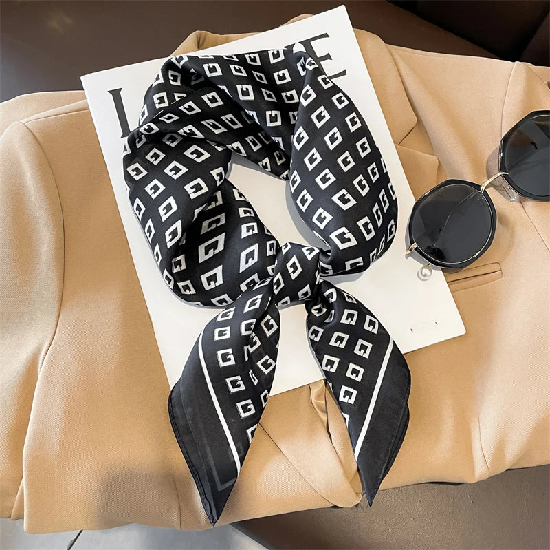 Chic Satijnen Zijden Geruite Sjaal voor Vrouwen - Elegante Hals- en Haarband, Perfect voor Werk en Mode in 2021 - Stijlvolle Hijab en Foulard Accessoire