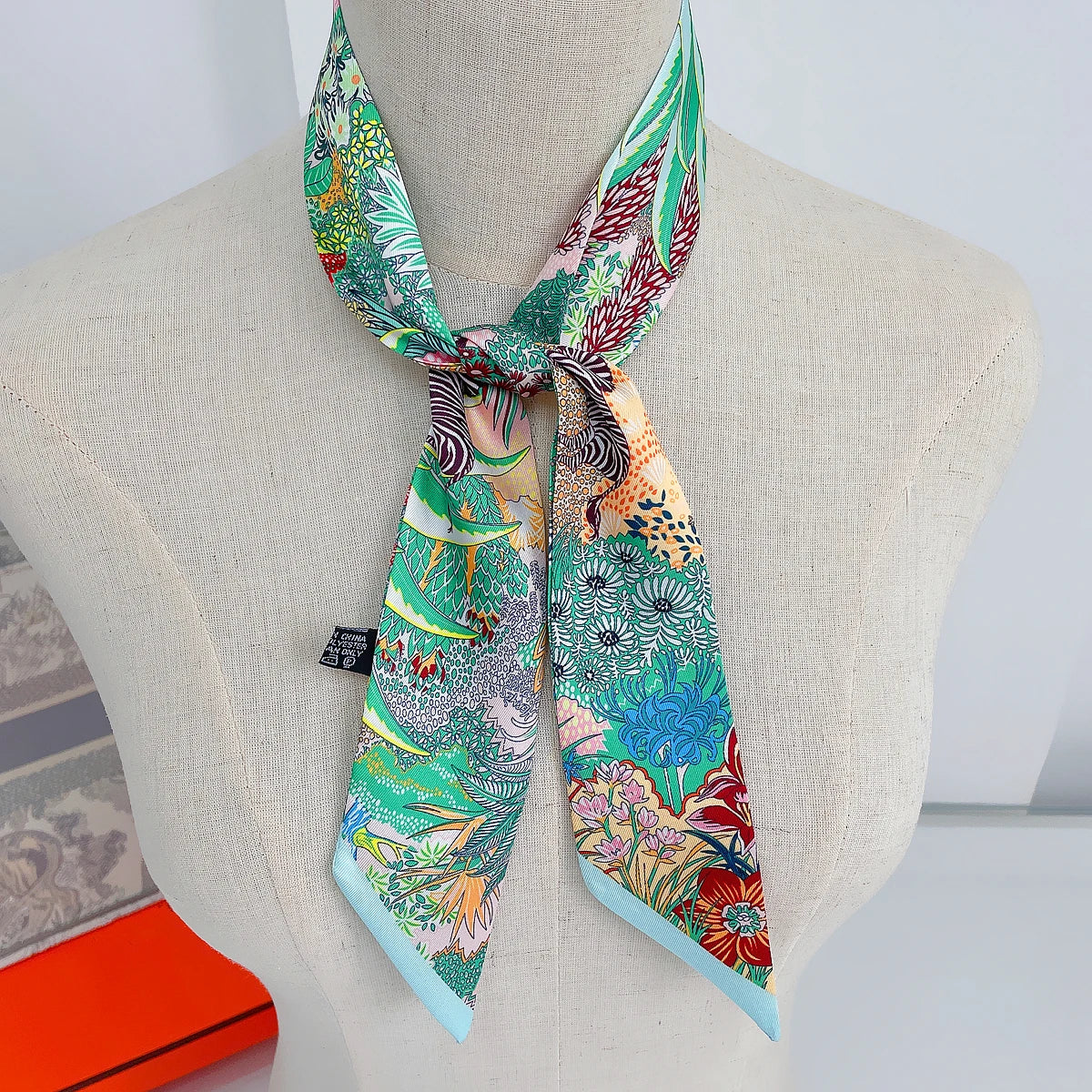 2024 Chic Zebra Florale Zijden Sjaal - Luxe Modeaccessoire voor Vrouwen, Veelzijdige Haarband, Stijlvolle Neckerchief en Elegante Tas Sjaal