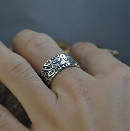 Elegante Zilveren Ring met Lotusbloem en Boeddhistische Sutra