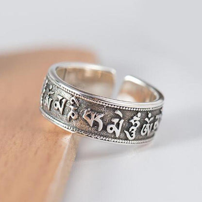 Elegante Zilveren Mantra Ring voor Tijdloze Schoonheid