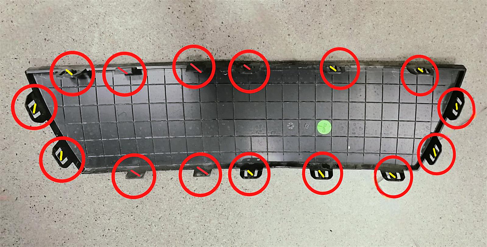 Magnetischer Halter für die Abdeckplatte der Anhängerkupplung des Tesla Model Y-1