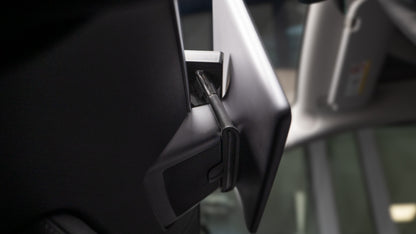 Ablage hinter dem Display für das Tesla Model 3/Y-3