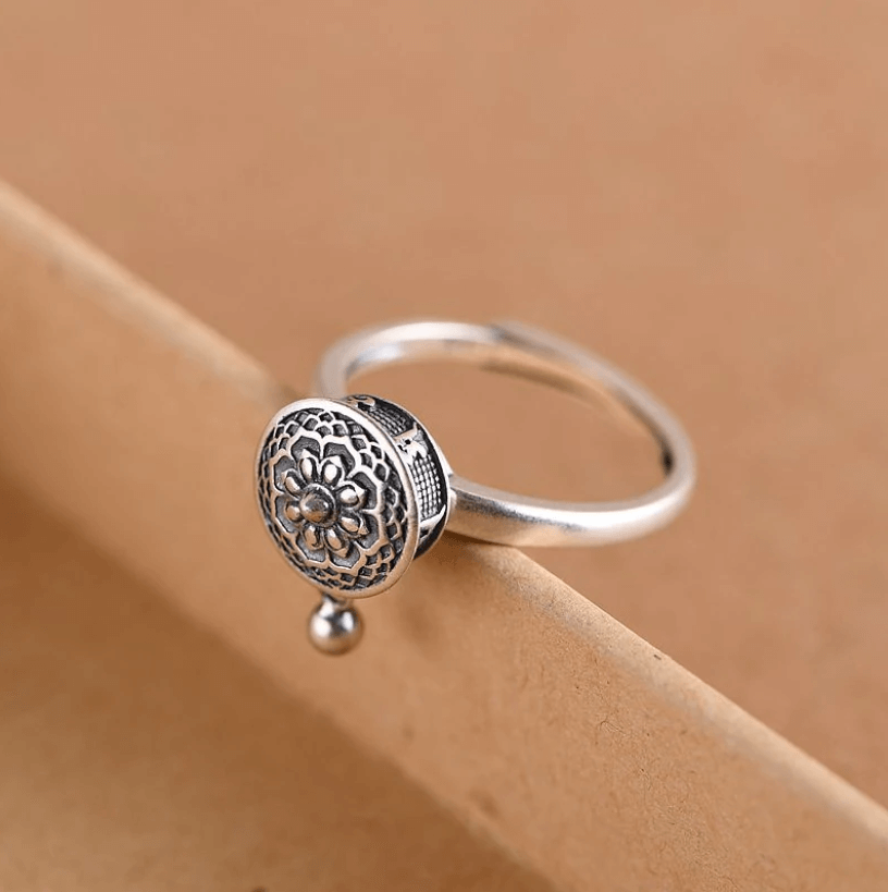 Spirituele Mantra Ring met Gebedsmolen Ontwerp